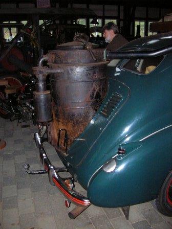 Auto mit Holzkohlevergaser