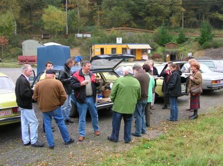 Kaffeetrinken auf dem Parkplatz vor der Grubeneinfahrt
