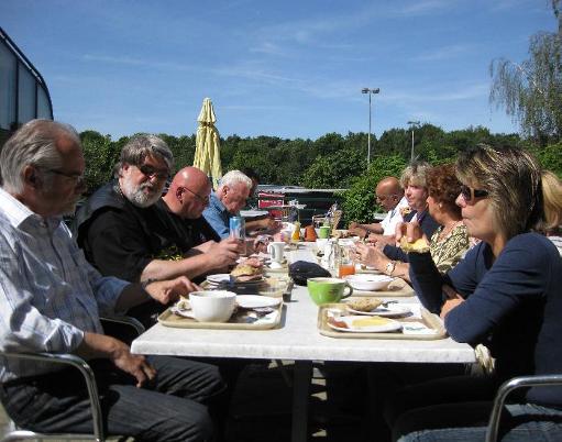 Treffen zum Fr�hst�ck im Rasthaus H�nxe an der BAB 3 mit anschlie�endem gemeinsamen Start in Richtung Niederlande.