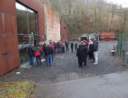 warten am Eingang des Regierungsbunkers