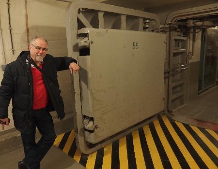 Bernd h�lt die T�r auf...