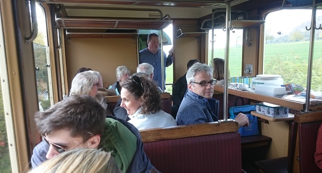 Im Speisewagen zum Kaffeetrinken