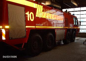 Solch ein Fahrzeug mu� in 2 Min. jeden Punkt des Flughafens erreichen. Das Fahrzeug hat 816 PS und f�hrt ca. 150 km/h