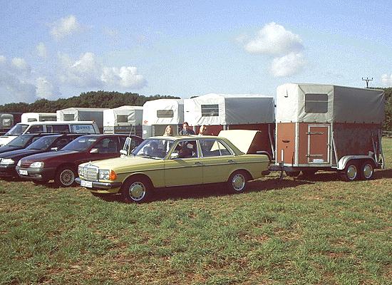 200 D mit 60 PS und Pferdeanh�nger mit 2 Pferden, Gesamtgewicht des H�ngers mit Pferden ca. 1500Kg, H�chstgeschwindigkeit des Gespannes: 90 Km/h auf ebener Strecke